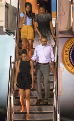 miss-unpopular-opinion:  accras:  President Obama and his family arrive in Honolulu for annual Christmas vacation, 12/19/15.            They’re so stylish !!!! 