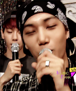  Jongin’s hand gestures as he talks. 