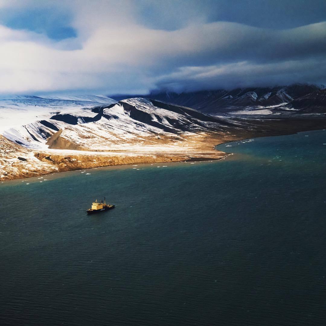 nythroughthelens:
“ The Arctic and our icebreaker as the sun stretched its hand over the mountains. Seen from a helicopter (the best!). (at Greenland)
”