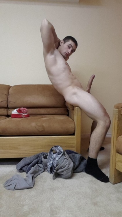 getitoutm8:  amateur-gay-jocks:Strip  wee strip tease scally