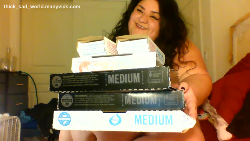 fettisttotalgeil:brendakthedonutgirl:fmcc1:SSBBW ThickSadWorld eats an entire family meal on her own! 3 pizzas, pasta, and brownies all for her! #goals   I just Didi that one time and it was amazing. 🥰