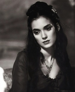 mademoisellelapiquante:  Winona Ryder as Mina Murray in Dracula - 1992