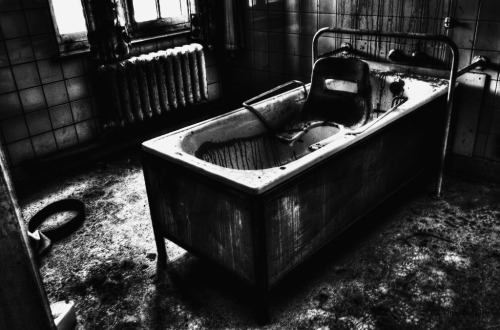 neverendinghorror:  ~*~more edits here~*~  Horror Bath by Timothy81 on Deviantart Original here