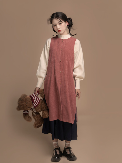 fouryearsofshades:hanfu inspired winter wear by 花朝记The apple pullover is pretty cute. Keep reading