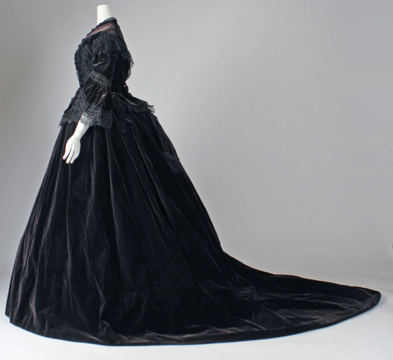 spookyloop:  ephemeral-elegance:  Lace Trimmed Velvet Mourning Dress wit Changeable