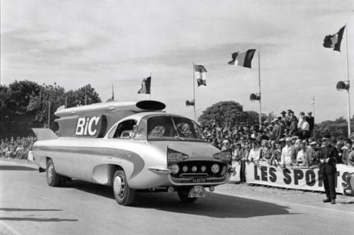 rollersinstinct:  Some of the weird and wonderful vehicles from the Tour de France’s caravan found on Mario the Multipla. 