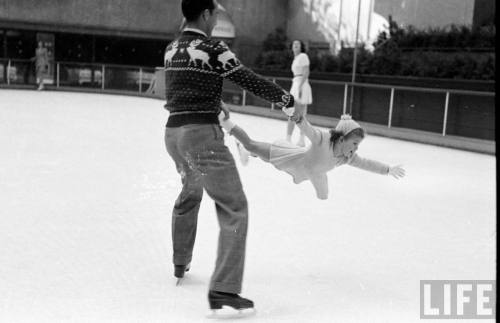 Skating at Rockefeller Center(George Silk. 1949)