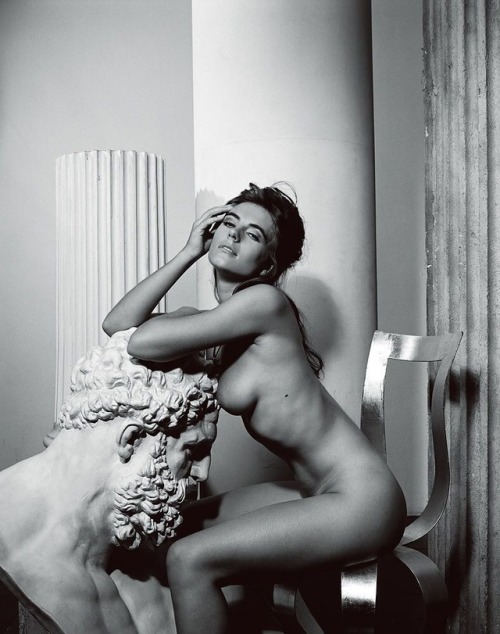 classycollectordaze:  10tripledeuce: British beauty Elizabeth Hurley in all her glory, including one leaked photo. LIZ HURLEY