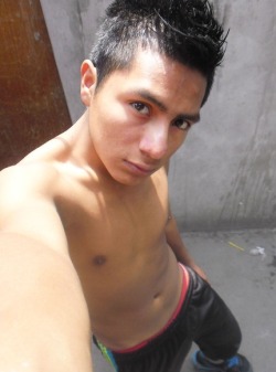 peruchosexyhot:  lindo cholito de 20 años