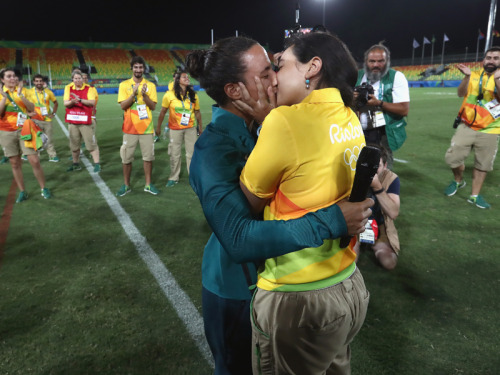 dorothy-snarker:  You guys, you guys. Did you know there was a marriage proposal after the women’s gold medal rugby match? Olympics volunteer Marjorie Enya (in the yellow) proposed to her girlfriend Brazilian team rugby player Isadora Cerullo (in