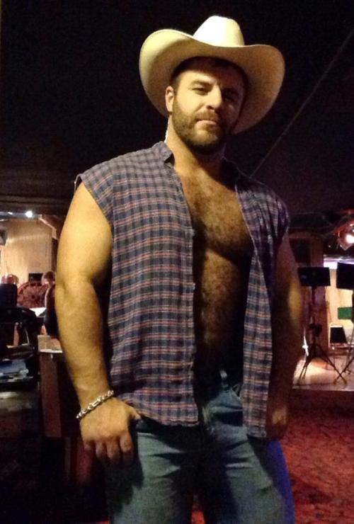 guysthatgetmehard:  yee-HAW!!!
