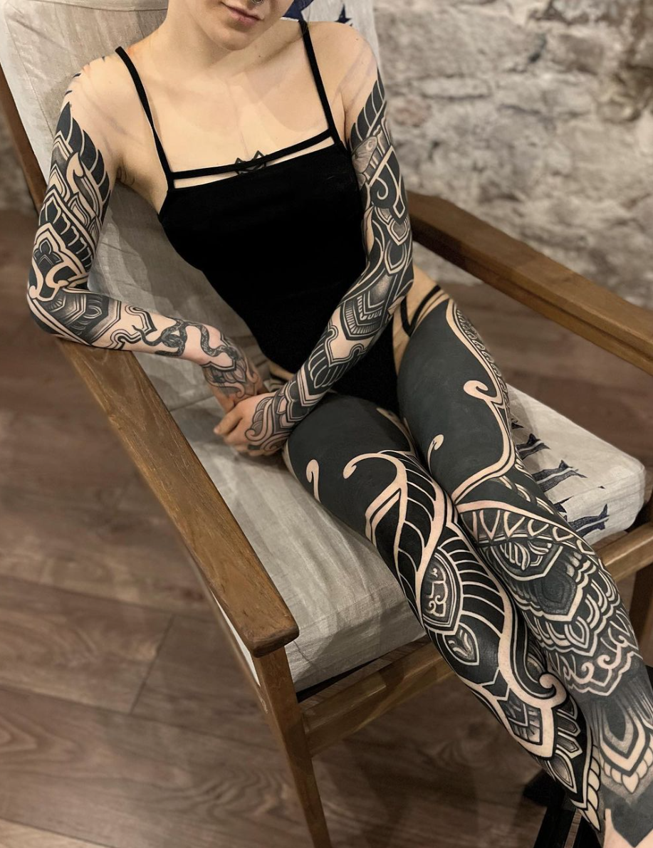 The new tattoo trend is called “blackout tattoos” (pics) |  protothemanews.com
