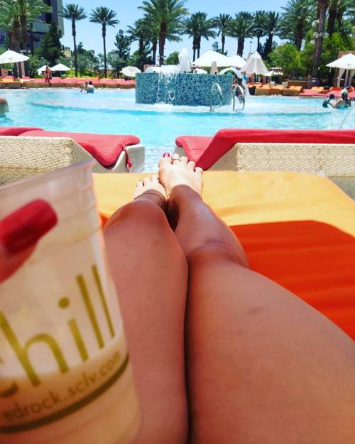 Drinks by the pool!! #RedRockResort #LasVegas #Sandbar #barefoot #VodkaRedBull #YesPlease (at Poolsi