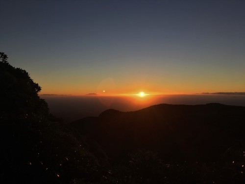 quantumbeam: Mt. Taranaki (2518m) Kozel tokeletes idojarassal igazi elmeny a maszas!A nap elso sugar