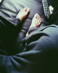 Bearinboots75:  Myfeetlife:  My Feet Are Just A Tad Larger Than The Remote! I Have