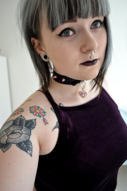 kittensplaypenshop:luna—argenta:Birthday selfies :3 New hair colour, new Urban Decay mascara and finally a photo of my kittensplaypenshop collar!  Looks cute on you sweetie! :) 