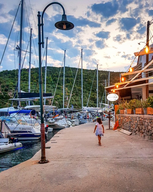 Making memories in Alonissos! A beautiful moment captured in Steni Vala.www.alonissos.grElli (instag