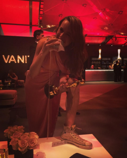 modernshitegeist:Brie Larson chowing down on In-n-Out in her converse at the Vanity Fair Oscars Party. Love her.