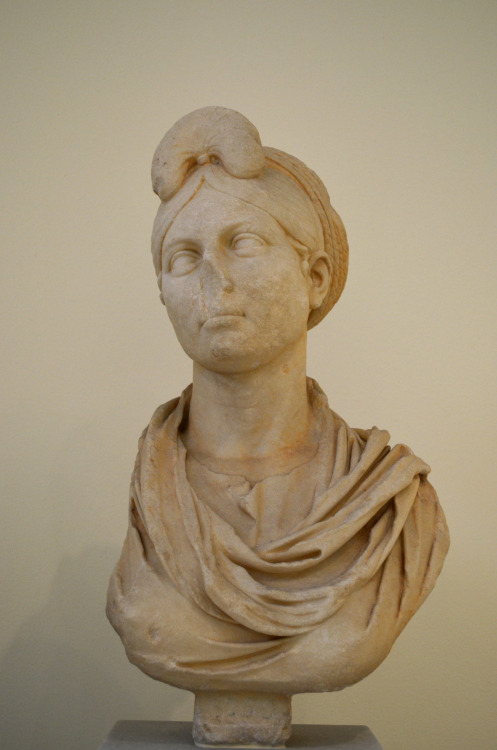 athens-archaeological-museum: Female bust: Woman with elaborate coiffure, characteristic of the peri