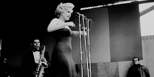 connieportershiplog:  sillysymphony:Marilyn Monroe performs for US troops in South