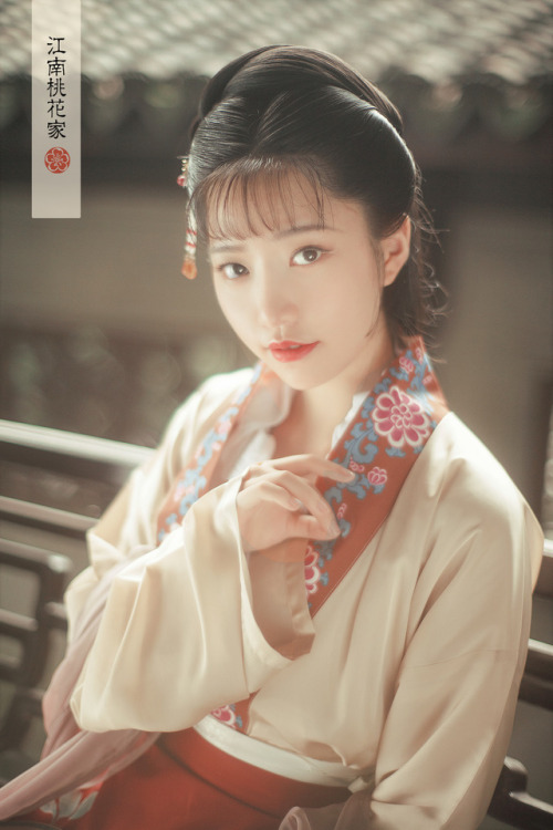 fouryearsofshades: 江南桃花家 Traditional Chinese Hanfu. This outfit comprises a yellow-and-pink waist-hi