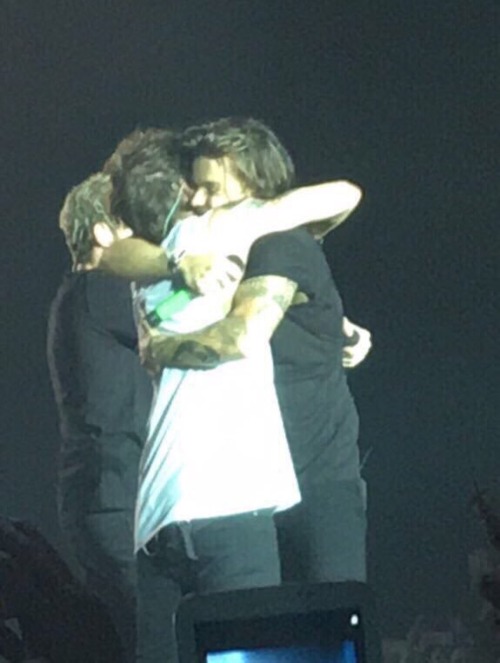 jebalmighty:  they are fucking!!!!! in love!!!!!!!!