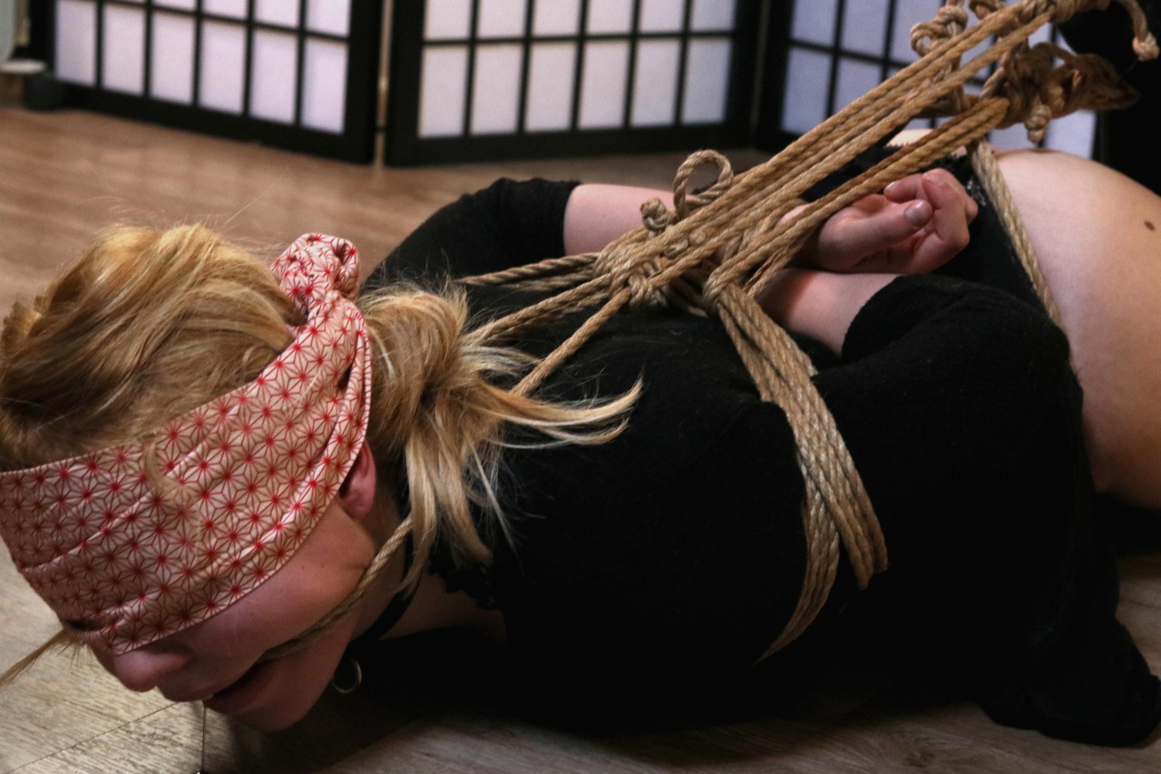 calamitystephsociopathe:  Floor Play with Pauline 