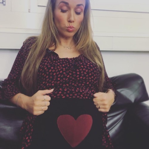 Annemarie Carpendale’s wearing maternity tights by Item M6.