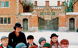 poirott:Poirot shivered. The thought of a fourteenth-century English manor house filled him with app