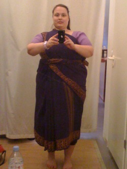 fuckyeahchubbygirls:  I wear my dance practice saree