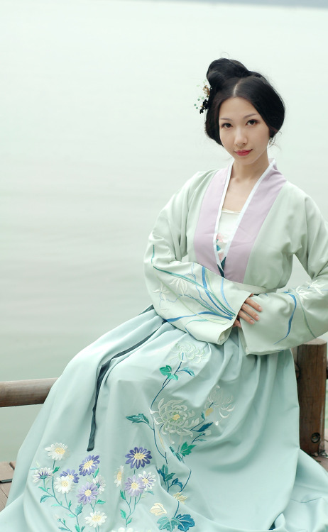 Spring and summer collection of hanfu, the traditional clothing of Chinese people, by 清辉阁 Qinghuige.