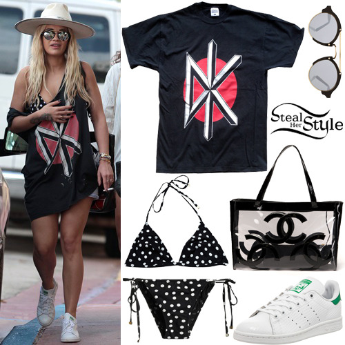 Rita Ora was spotted walking with friends in Miami a couple of days ago wearing a Dolce & Gabban