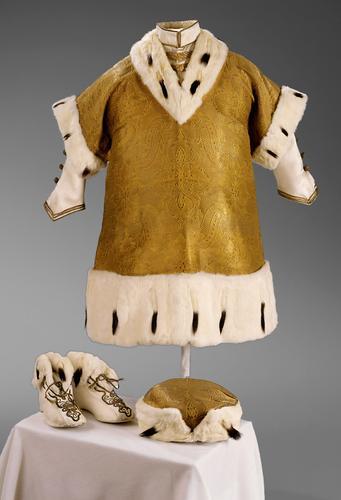 Tunic, Hat and Shoes worn by the 4 years old, austrian crown prince Otto of Habsburg at the coronati