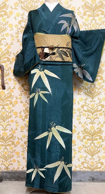 Soothing kimono outfit, pairing an obi depicting cute suzume (sparrow) with this amazing tsukesage k