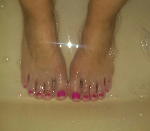 toegasm: Check out this beautiful woman’s gorgeous toes! Maybe she will share more with us if we all