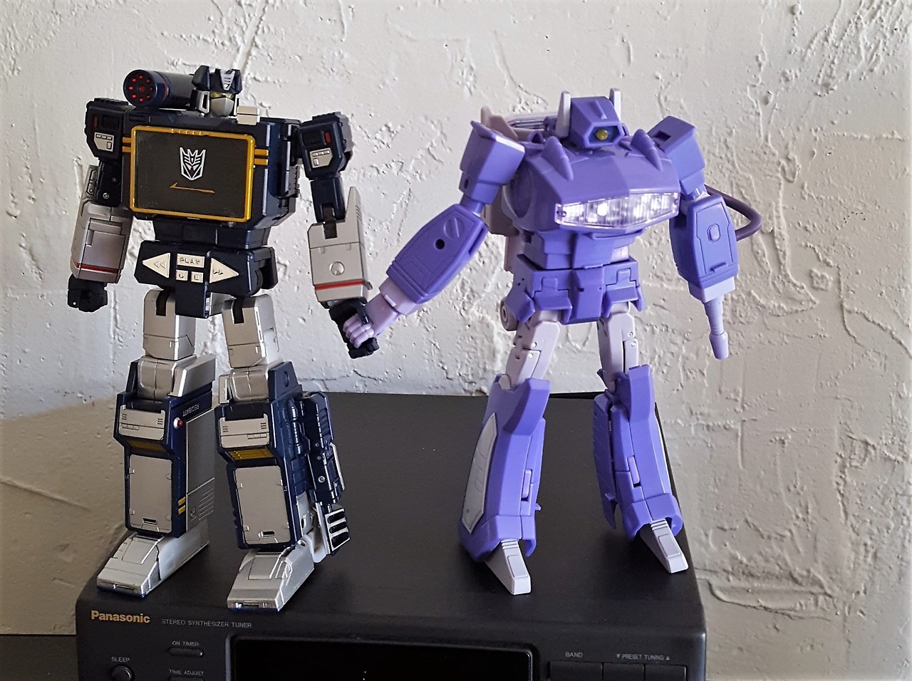 soundwave-and-cassettes:Shockwave is shy