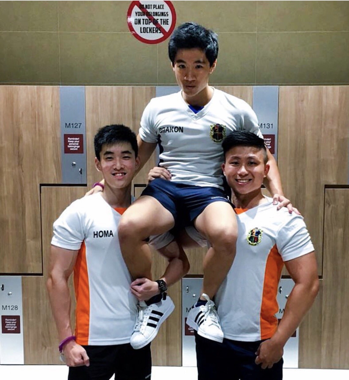 overture69:  So jealous of the boy being carried 