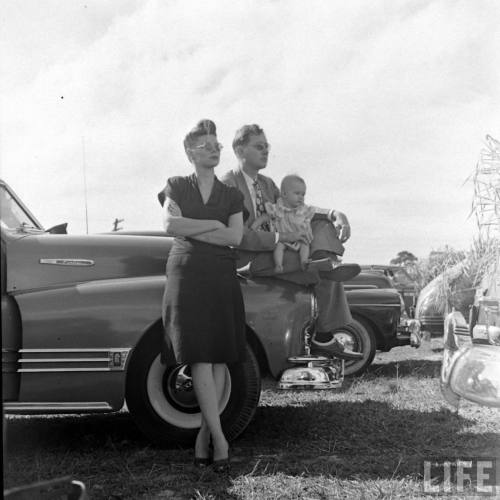 Drive-in church in St. Petersburg, Florida(Sam Shere. 1947)