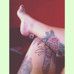 Feriado é massa #tattoedlegs #legstattoo #traditionaltattoo #nauticaltattoo #bomdia #kneetattoo