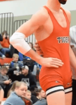 wrestleman199:grabbing a good handful that must hurt doing that 