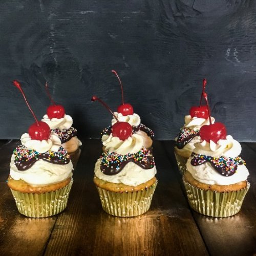 small-batch banana split cupcakes-Your source of sweet inspirations! || GET AWESOME DESSERT MERCH! |