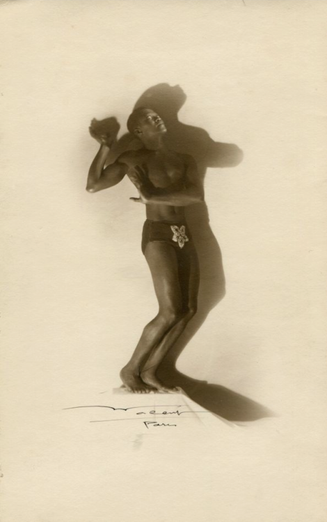 Féral (François) Benga (1906, Dakar - 4 June, 1957, Paris), Senegalese dancer and model.Costumed for