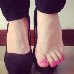anaparejayepes:  Llegando de caminar, mis pies algo cansados 👣😕 #footfetish #feetworld #footworld #footmodel #footmassage 