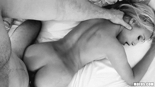 daddy-and-l0lita:Daddy likes a good show. 😏