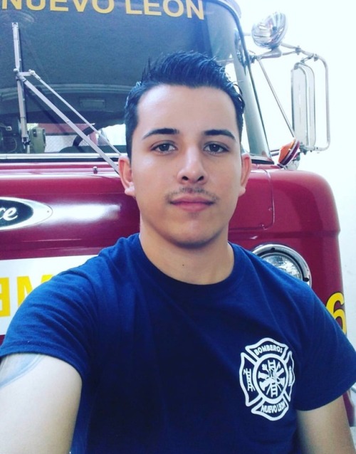 biblogdude:  regioshot56: Eduardo bombero regio apoco no está suculento??? 🍆💦 I wouldn’t mind working on that firefighter dick regularly!! 