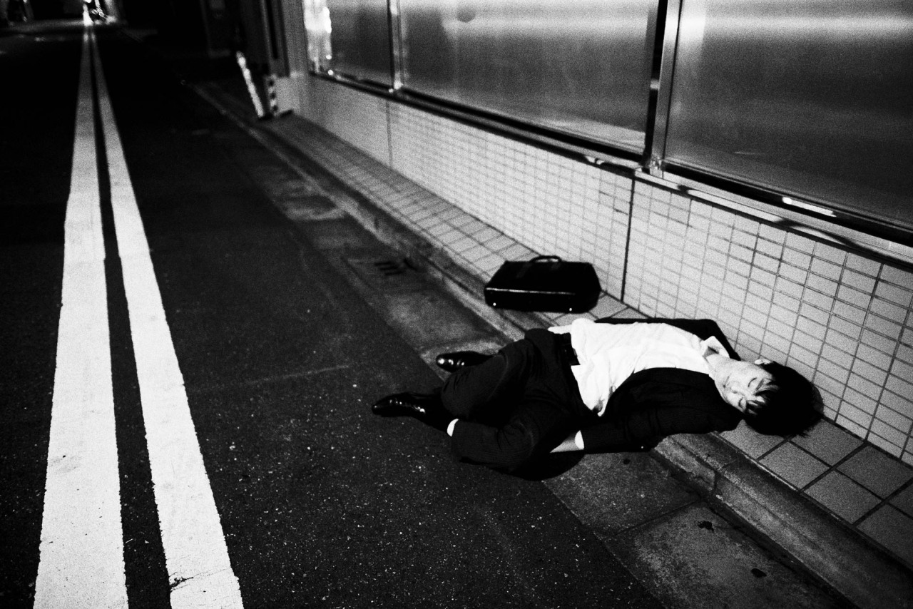 Drunk salary man passed out in the street of Tokyo Friday night October 24, 2015.
Photo: Richard Atrero de Guzman Aka Bahag