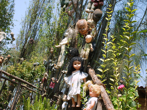 sixpenceee:  Just south of Mexico City, between the canals of Xochimico you can find