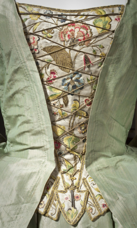 lookingbackatfashionhistory:• Woman’s Dress and Petticoat (Robe à la frança