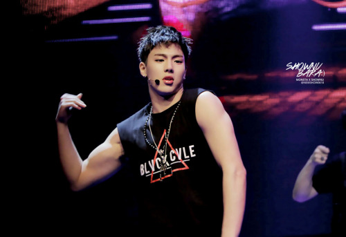 juyumyn:  menonlist:  kseoulsunshine:  Things to love about Shownu: those strong arms.     진짜 셔누 얼굴은 애기인데 팔뚝은 볼때마다 꼴린다