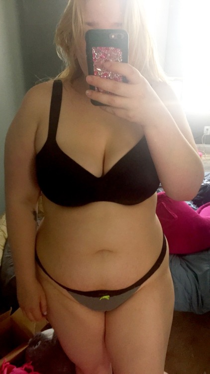 curvyandsweet:  I’ve got a bit of a tummy on me but that’s okay right Daddies? 🙈